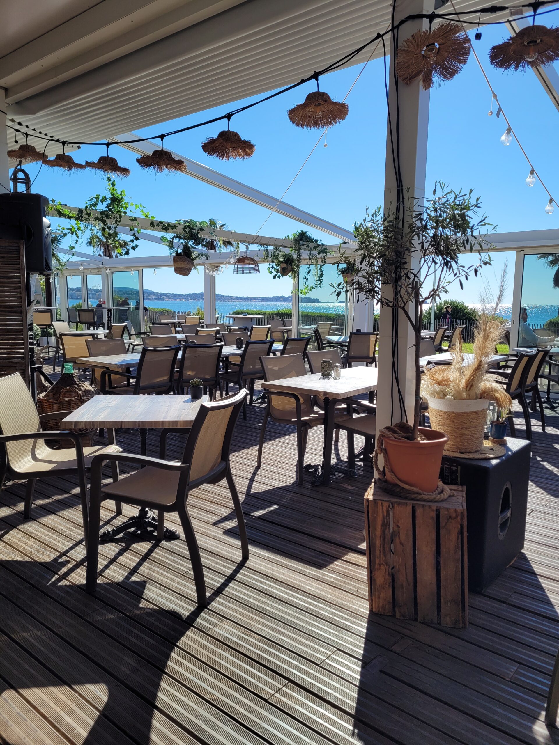 Une table provençale nichée au bord de la mer
